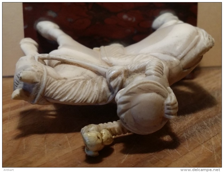 QAJAR - fin XIXe - Fauconnier à cheval en plastique sauvage sur marbre griotte