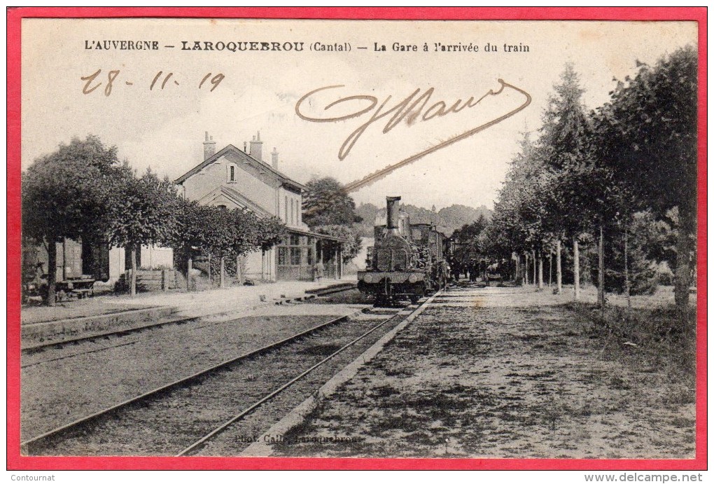 CPA 15 LAROQUEBROU La Gare à L'arrivée Du Train  ( Ro5 Près SAINT PAUL DES LANDES - Autres & Non Classés