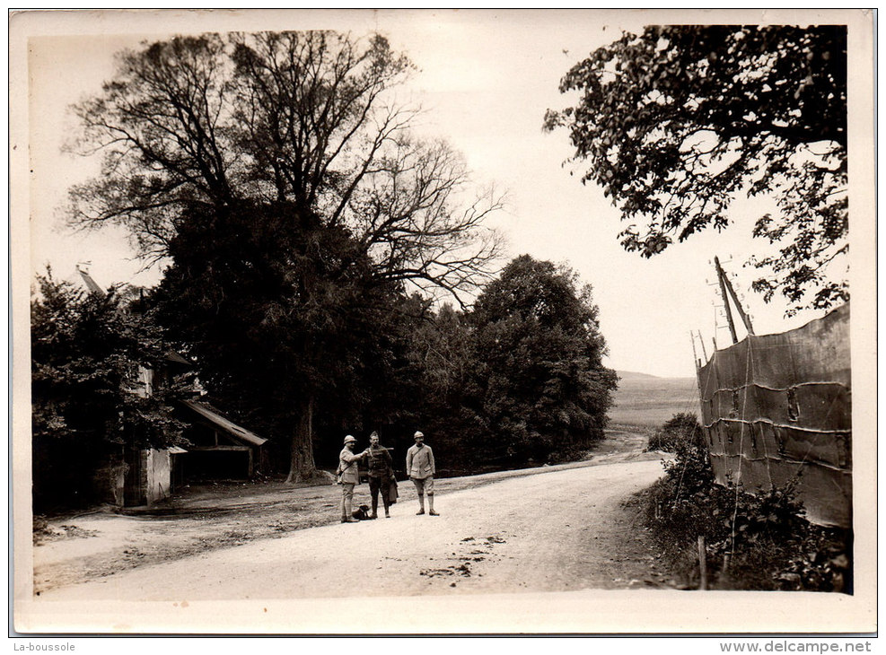 Photographie Originale - Officiers Français Et Américain Inspectant Les Camouflages Près Reims - Guerre, Militaire