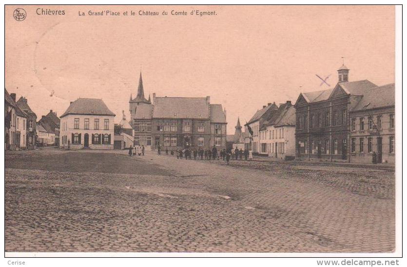 Chièvres - La Grand'Place Et Le Château Du Comte D'Egmont - Chièvres