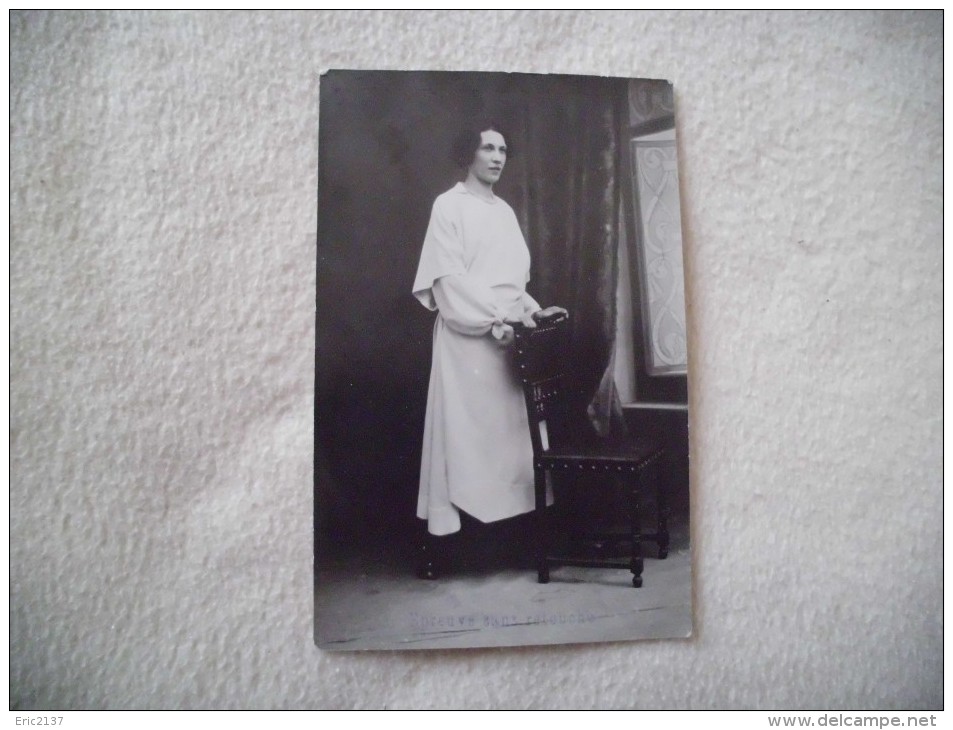 BELLE CARTE PHOTO (presentee Sans Retouche)...D'UNE JEUNE FEMME POSANT - Femmes