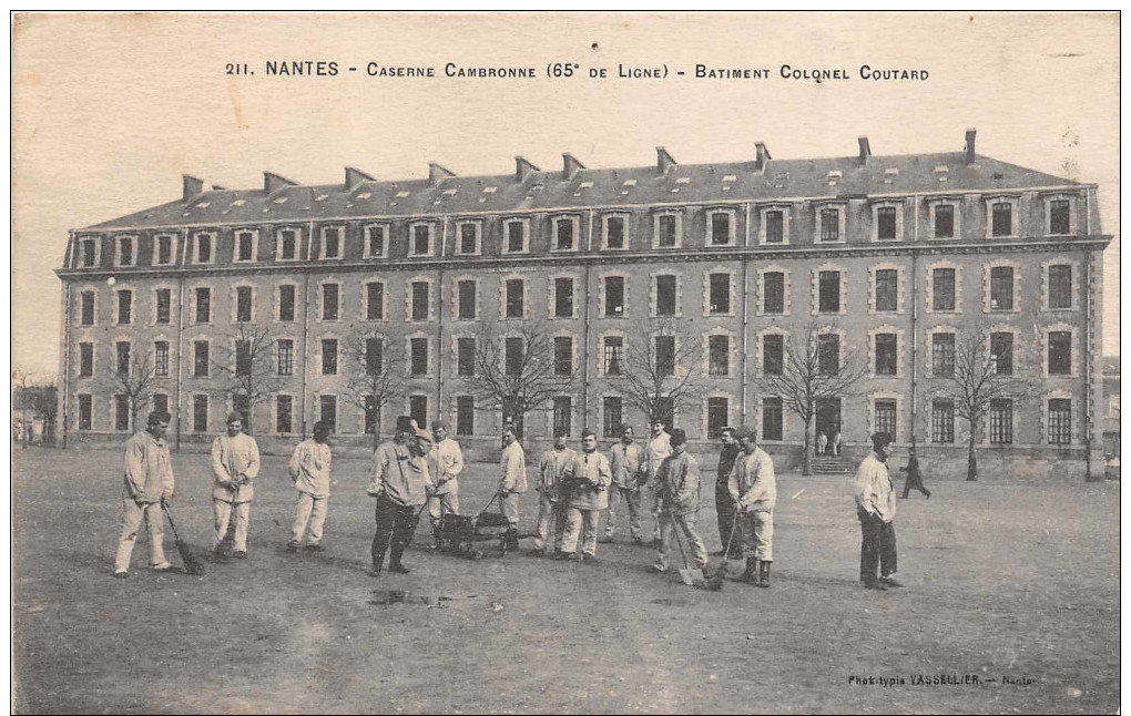 NANTES  - Caserne Cambronne  ( 65 Eme De Ligne ) Batiment Colonel Coutard  ( Militaires ..en Corvée) - Nantes