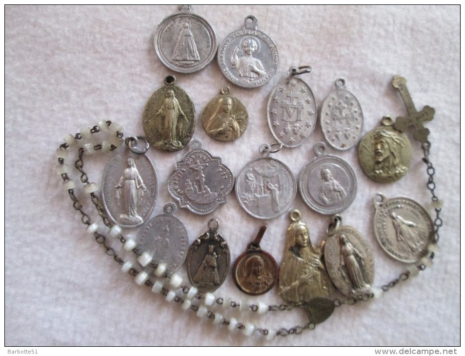 Lot De 17 Médailles Religieuses Diverses En Laiton, Argent Et Alu + 1 Chapelet  En Nacre Je Pense Bien Regarder Le Scan - Religion & Esotérisme