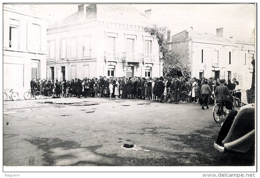 CARTE A LOCALISER  GRANDE ATTENTE DANS UNE RUE DE   .... - Da Identificare