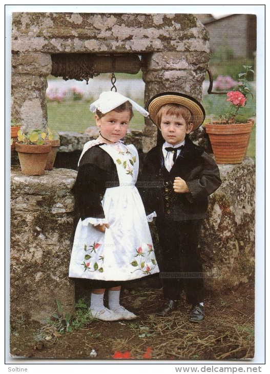 Auprès Du Vieux Puits Petits Enfants En Costume Du Morbihan Région De Vannes - écrite Pour Jeu-concours 2 Scans - Vannes