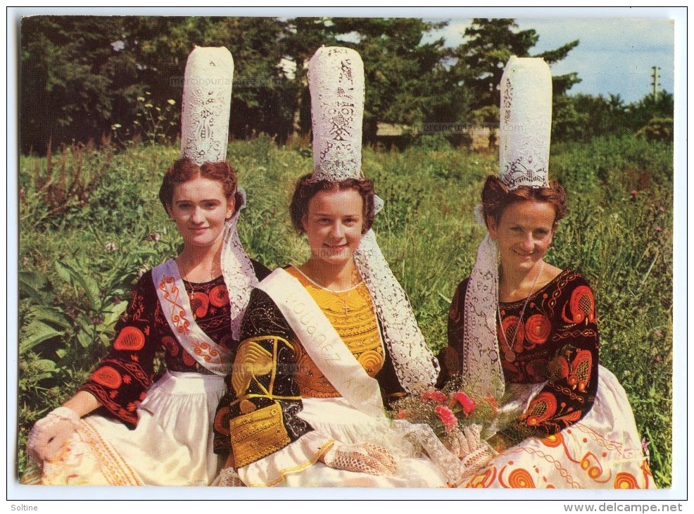 Folklore De Bretagne - Jeunes Filles En Costume Bigouden - écrite Non Timbrée 2 Scans - Costumes