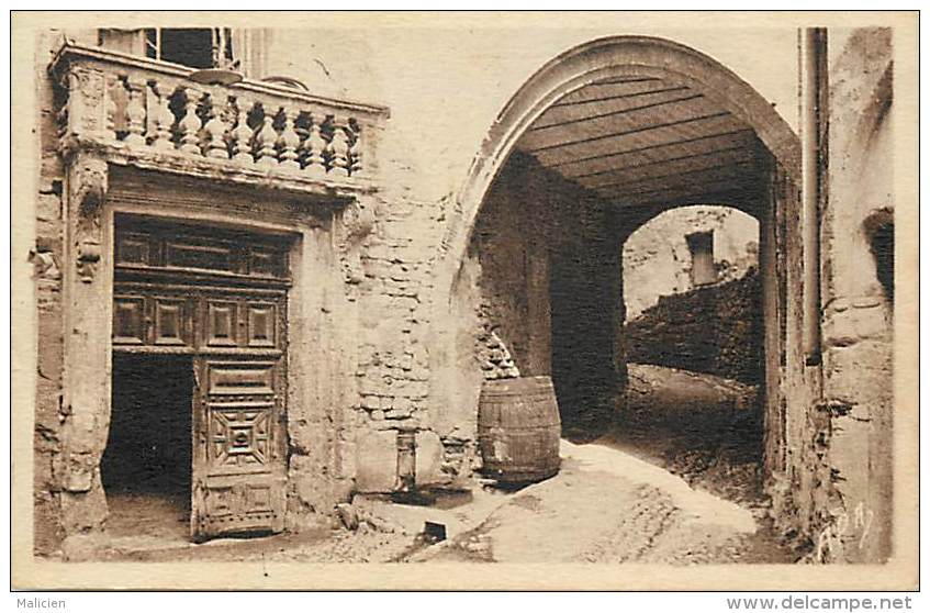 - Gard - Ref  A309 - Aramon - Maison De Laudun XIIIe Siecle Et Passage Voute - Carte Bon Etat - - Aramon