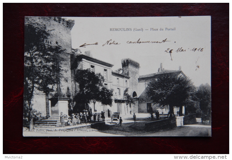 REMOULINS - Place Du Portail - Remoulins