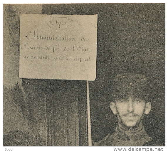 Greve Chemins De Fer Gare St Lazare Militaire Portant Ecriteau Sur Sa Baionnete: Nous Ne Garantissons Pas Les Departs - Grèves