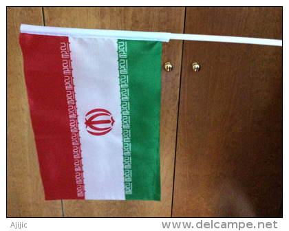 EXPO UNIVERSELLE MILANO 2015, Drapeau De Bureau Du Pavillon De L'IRAN, Offert Aux VIP à MILAN - Drapeaux