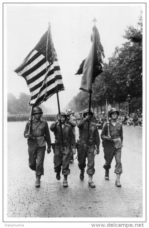 Militaires        Les Alliés A PARIS    Les Drapeaux Américains Aux Champs - Elysées - Autres & Non Classés