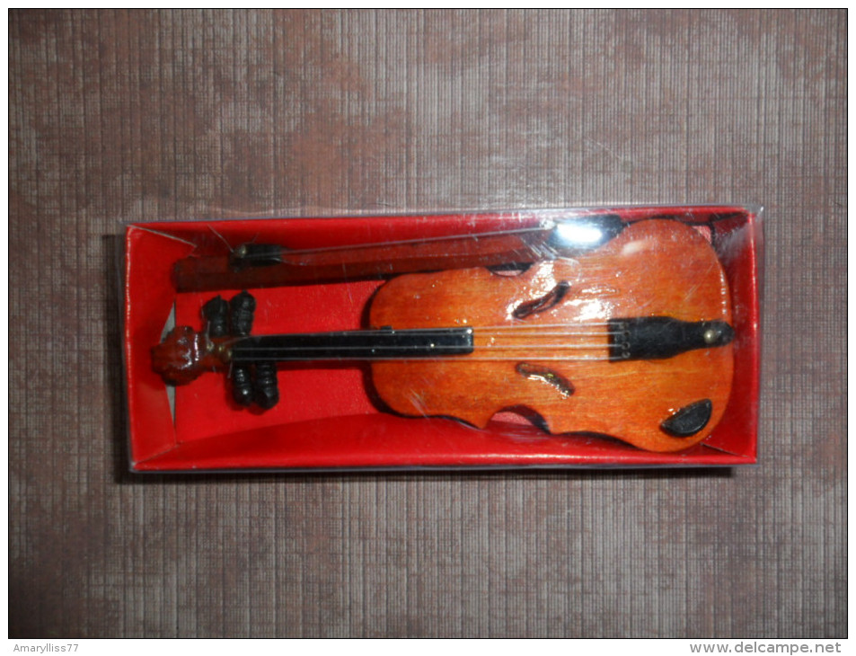 MI) Violon 10/3,5cm - Vitrines