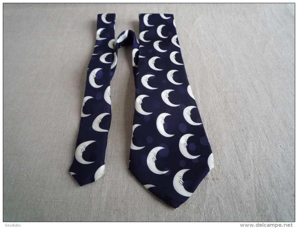 Cravate en soie fait main motif croissant de lune personnalisé. Voir photos.