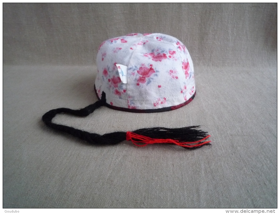 Chapeau chinois en soie Bashe rouge et noir avec natte doublé coton . Voir photos.