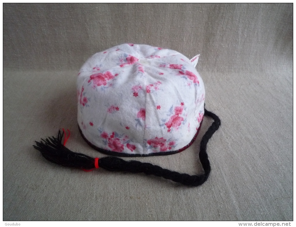 Chapeau chinois en soie Bashe rouge et noir avec natte doublé coton . Voir photos.