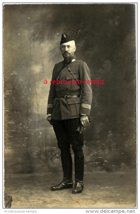 Carte Photo Officier 5e Régiment? à Voir Insigne Sur Bonnet De Police-3 Galons Sur Manche - Guerre, Militaire