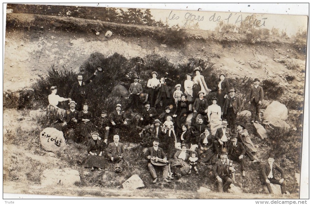 LES GAS DE L´ALLIER   CARTE PHOTO JOUEUR DE VIEILLE M PACOURET - Autres & Non Classés