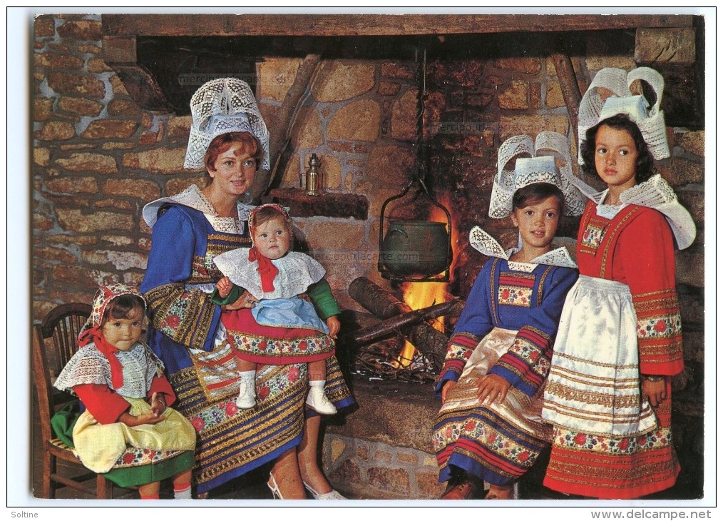 Folklore En Bretagne - Auprès De L´âtre, Maryvonne Et Sa Petite Famille - Coiffes Costumes Bretons - Non écrite 2 Scans - Bretagne