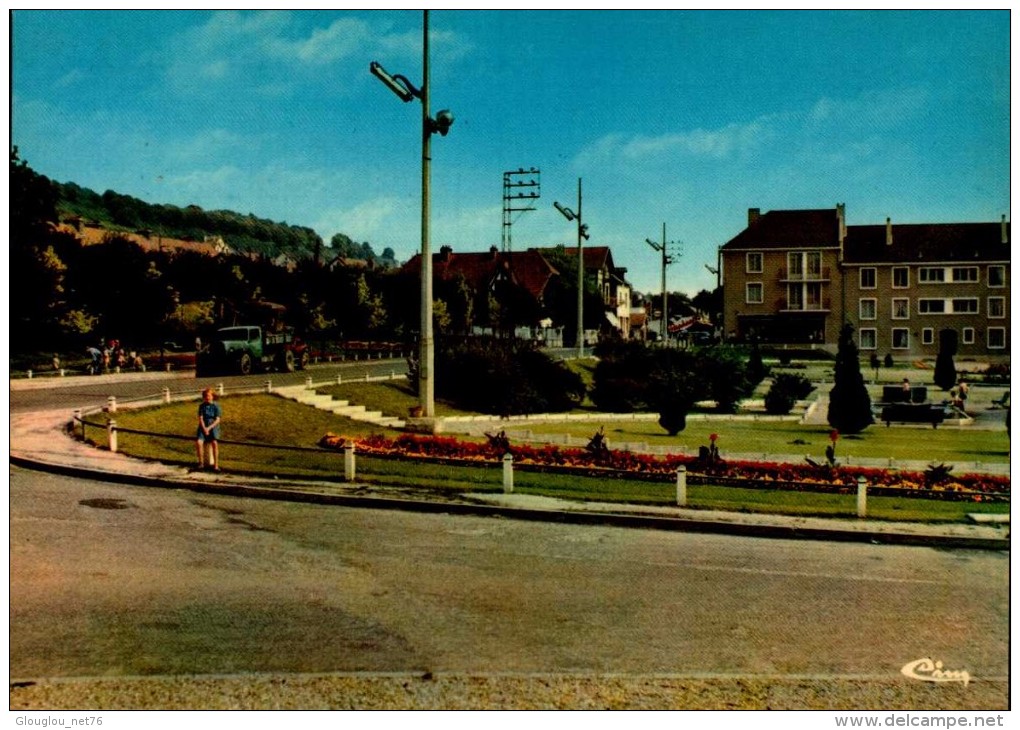 76-LE TRAIT..LES JARDINS,PLACE DE LA MAIRIE...CPM - Le Trait