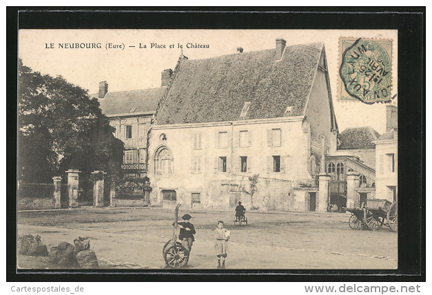 CPA Le Neubourg, La Place Et Le Château - Le Neubourg