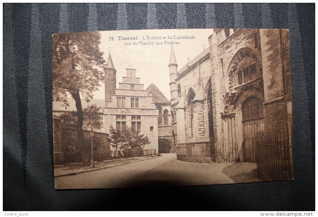 PP - BELGIQUE -TOURNAI - L'évêché Et La Cathédrale Vus Du Marché Aux Poteries - Doornik