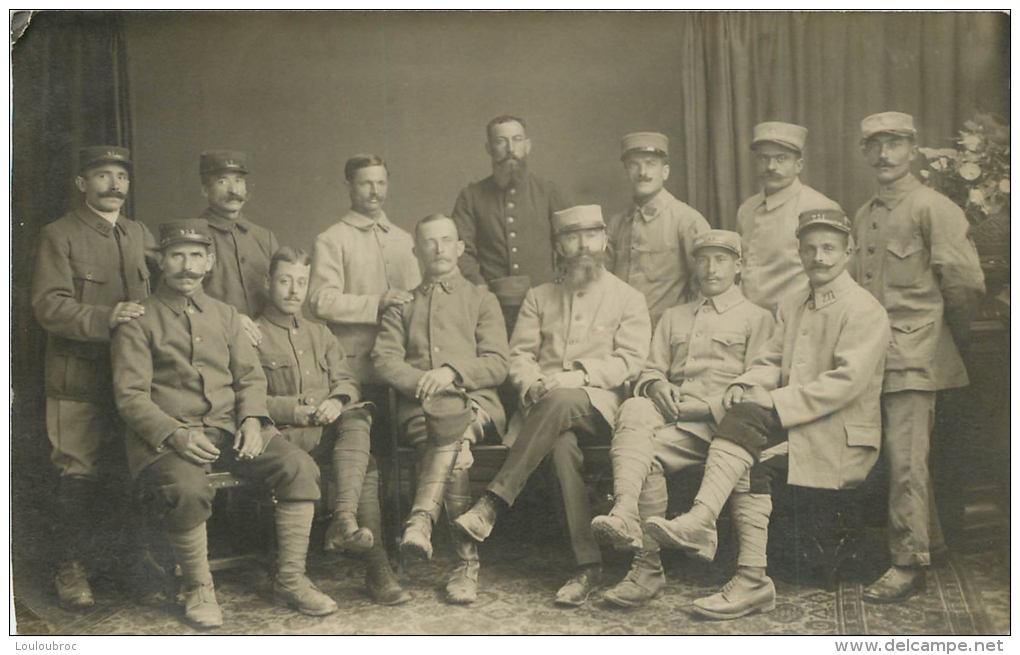 CARTE PHOTO GROUPE DE SOLDATS  JE LIS LE CHIFFRE 211 SUR LE COL - Autres & Non Classés