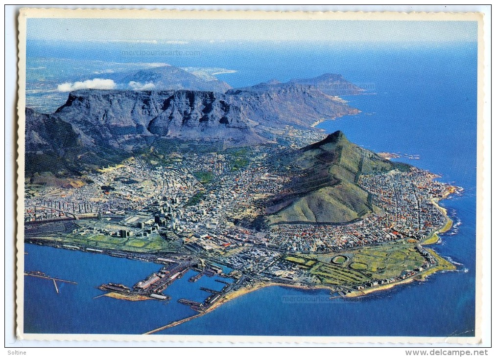 CAPE TOWN With The Marine Suburbs Green Point, Sea Point And Camp Bay Behind Lion´s Head - écrite Timbre Enlevé  2 Scans - Afrique Du Sud