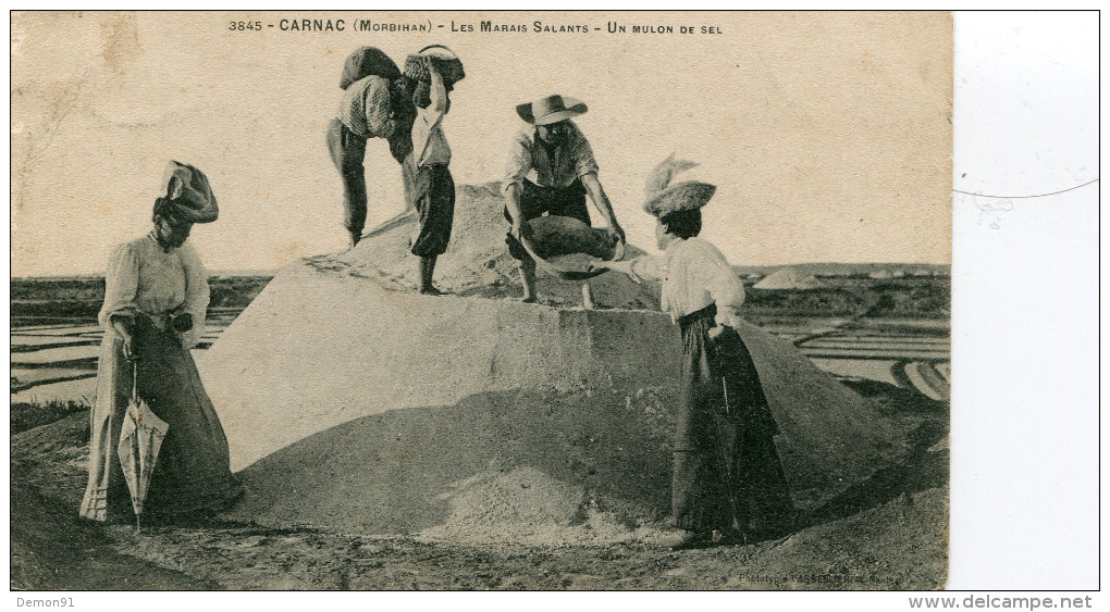 CPA - CARNAC -| Les Marais Salants - Un Mulon De Sel  - Animée - Circulée  -  TBE - Carnac