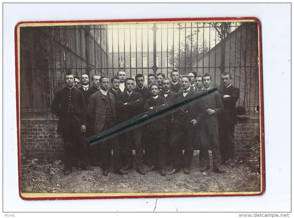 Photo De Classe Collée Sur Carton à Identifier Qui était Avec Des Cartes De Lille -Ecrit Au Verso Lycée Faidherbe Lille - Andere & Zonder Classificatie