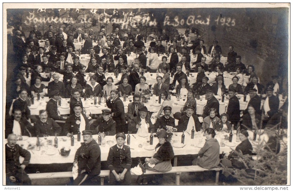 CHAUFFAILLES - Carte Photo "Souvenir De Chauffailles 30 Août 1925" (banquet Avec Des Militaires) - Autres & Non Classés