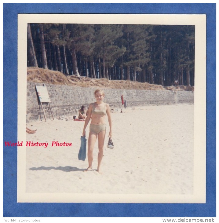 Photo Ancienne - Jeune Fille à La Plage - 1966 - Maillot De Bain Sexy Girl Semi Nude - Pin-Ups