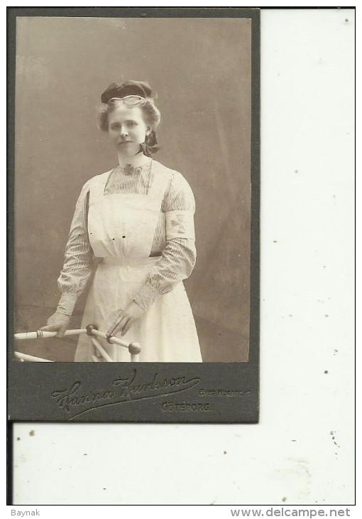 ZW21  - CABINET  PHOTO,  CDV  - SWEDEN  - GOTEBORG  - NURSE, RED CROS  -  PHOTOGR.: HANNA KARLSSON  --  10,5 Cm X 6,5 Cm - Alte (vor 1900)