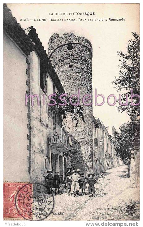 26 -  NYONS -  Rue Des Ecoles - Tour Des Anciens Remparts - Groupe D'enfants  - 1907 - 2 Scans - Nyons