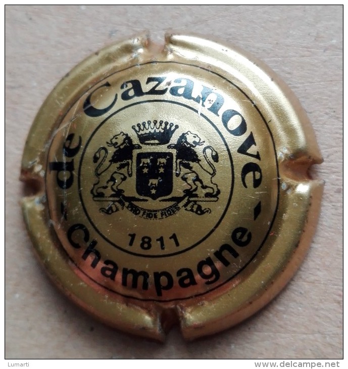 Capsule De Champagne - De Cazanove - N°6 - Or Jaune , Petit Ecusson - Moet Et Chandon