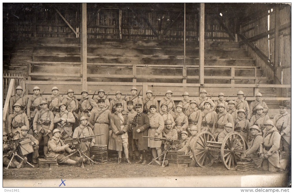 CPA 1669 - MILITARIA - Carte Photo Militaire - Mitrailleurs & Mitrailleuses Du 121 ème Rgt  Dans Un Stade à MONTLUCON - Equipment