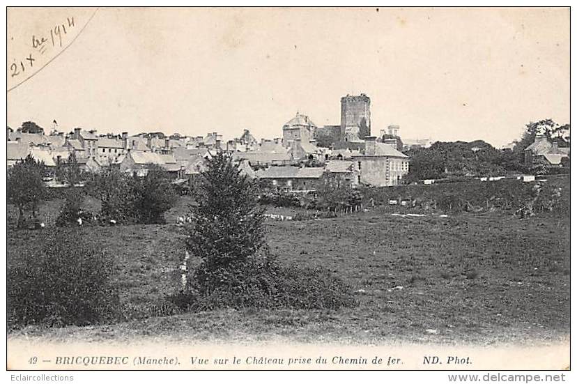 Bricquebec     50      Vue Sur Le Château Prise Du Chemin De Fer - Bricquebec