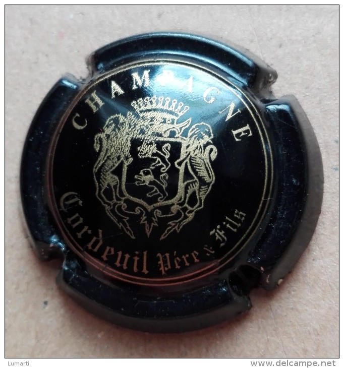 Capsule De Champagne -  Cordeuil Pere Et Fils   - N°2 - Noir Et Or - Moet Et Chandon