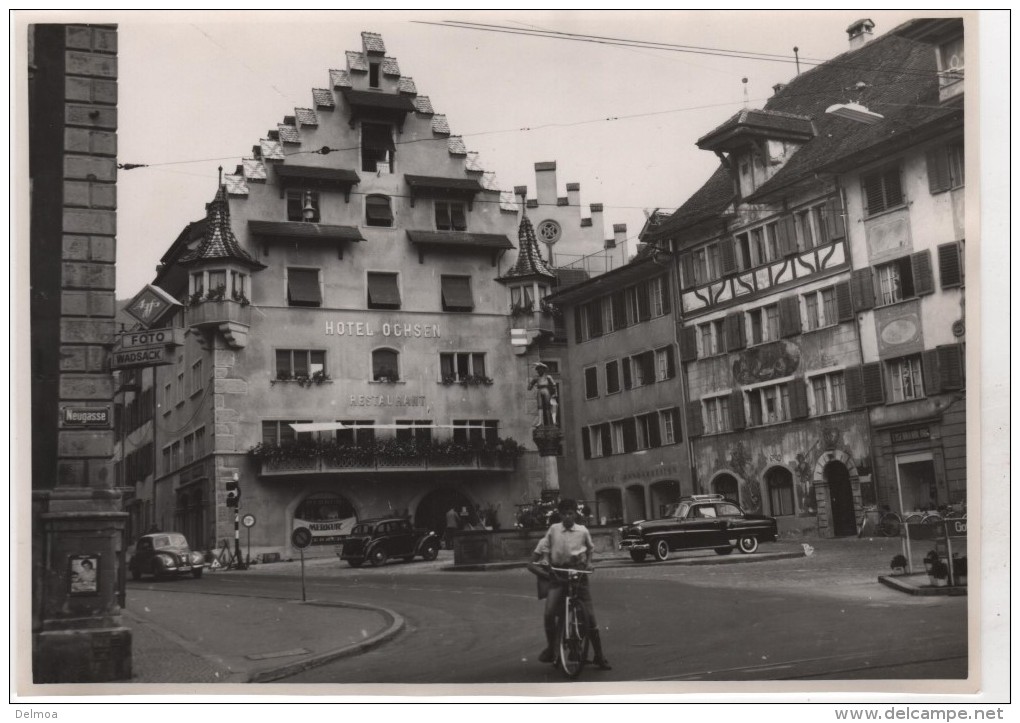 Photo Originale Années 50 ZUG ZOUG  SUISSE Vieilles Autos Hôtel Ochsen - Automobiles