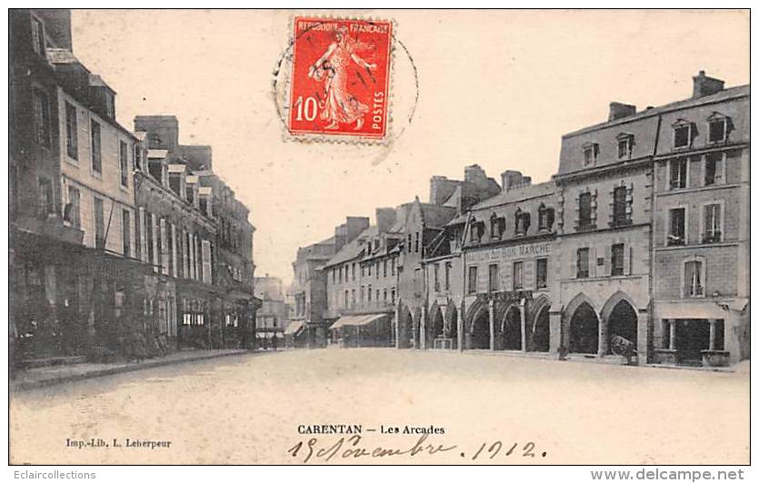 Carantan    50    Plac De La  République. Les Arcades - Carentan