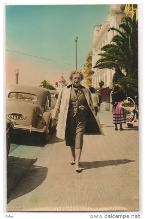 Foto/Photo. Nice. Femme & Citroën Traction, Palais De La Méditérranée. - Orte