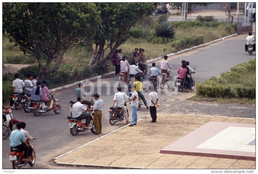 70s 4 ORIGINAL AMATEUR 35 Mm POSITVE PHOTOS PHNOM PEN CAMBODIA ASIA  SOCCER STREET SCENE MOTORCYCLE - Other & Unclassified