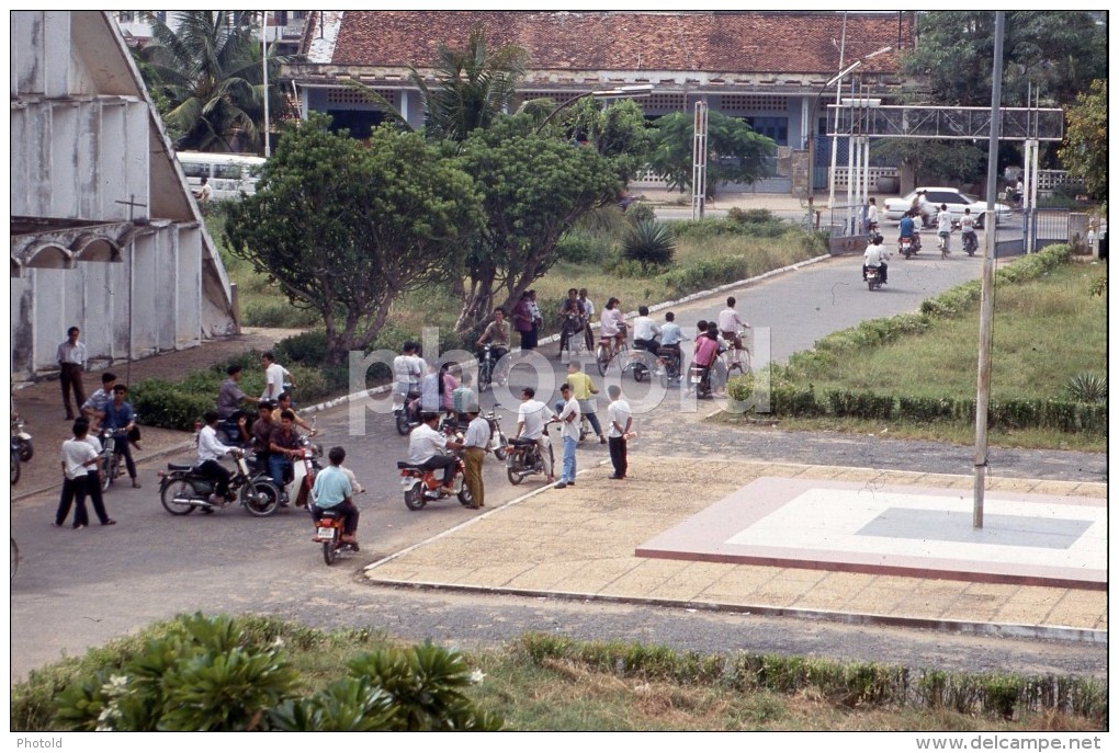 70s 4 ORIGINAL AMATEUR 35 Mm POSITVE PHOTOS PHNOM PEN CAMBODIA ASIA  SOCCER STREET SCENE MOTORCYCLE - Other & Unclassified