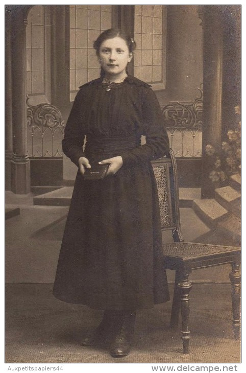 Carte Photo Originale Femme - Belle Jeune Fille Avec Livre Et Décor En Studio - - Personnes Identifiées