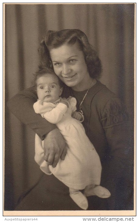 Carte Photo Originale Femme - Jeune Mère Et Son Bébé En 1944 - Montre Gousset Ou Portrait Autour Du Cou - - Geïdentificeerde Personen