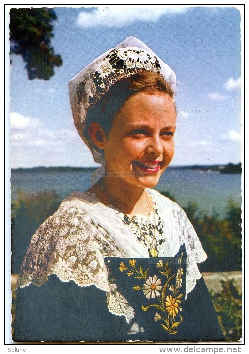 La Bretagne En Couleurs - Le Golfe Du Morbihan : Jeune Fille En Costume De L'île Aux Moines - Non écrite - 2 Scans - Ile Aux Moines