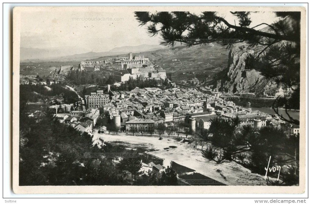 SISTERON En 1952 (Basses-Alpes) - Vue Générale - écrite Timbre Enlevé - 2 Scans - Sisteron