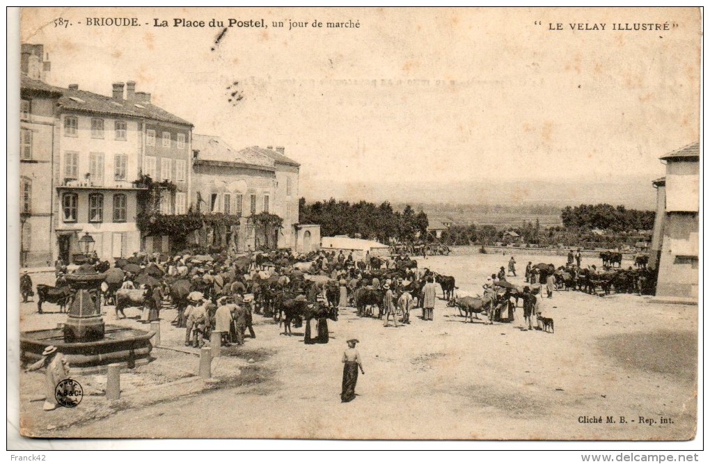 43. Brioude. La Place Du Postel, Un Jour De Marché. Coisn émoussés - Brioude