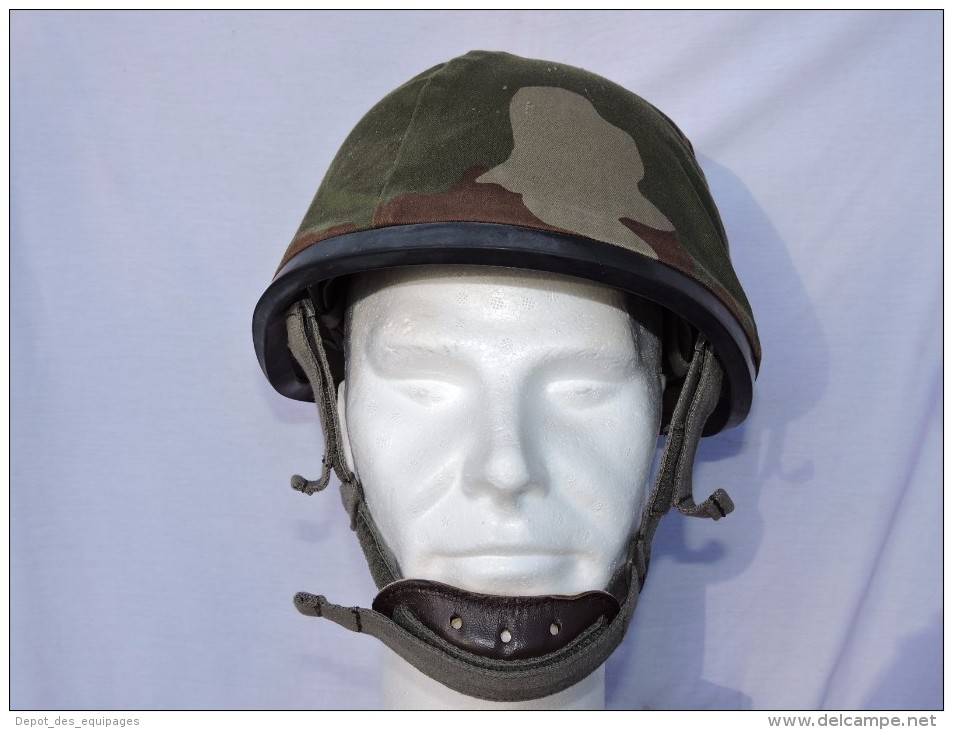 ANCIEN CASQUE F.1 ARMEE FRANCAISE 1987 + COUVRE CASQUE CAMOUFLE - ETAT NEUF De STOCK - Casques & Coiffures