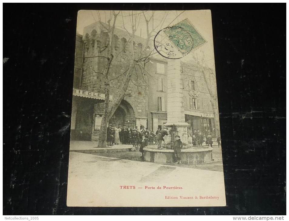 TRETS - PORTE DE POURRIERE - VILLAGEOIS DEVANT LA PORTE ET FONTAINE - 13 BOUCHES DU RHONE (M) - Trets