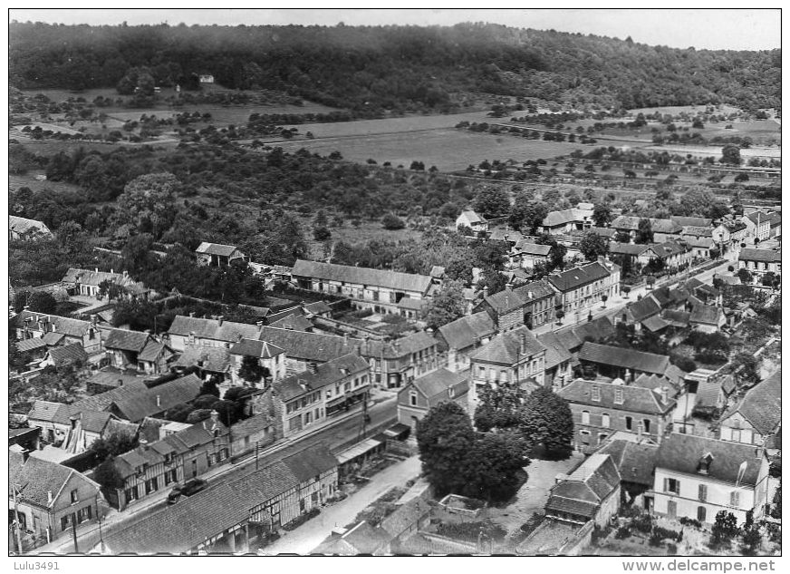 CPSM - ACQUIGNY (27) - Vue Aérienne De La Route De Rouen En 1950 / 60 - Acquigny